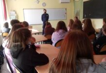 Policjanci uświadamiają ósmoklasistów