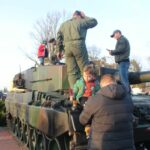 Wojskowy sprzęt, grochówka, pieśni patriotyczne, czyli piknik wojskowy – FOTO