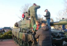 Wojskowy sprzęt, grochówka, pieśni patriotyczne, czyli piknik wojskowy – FOTO