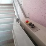 Jak wózkiem dostać się po schodach do windy? Inwestują w podnośniki