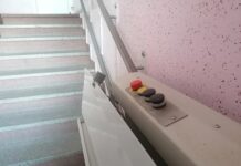 Jak wózkiem dostać się po schodach do windy? Inwestują w podnośniki