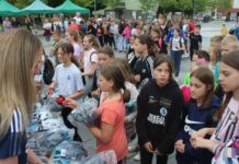 W lubińskim rynku rozdawali kaski rowerowe – FOTO