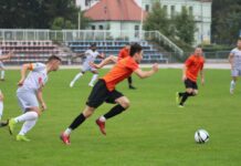 Mokro, ślisko, ale Górnik Lubin pokonał Legnickie Pole – FOTO