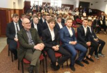 Wzruszenia, gratulacje i pożegnania. Świadectwa odebrane – FOTO