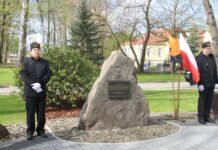 Symboliczne bukiety, ale i rozmowy o bezpieczeństwie – FOTO