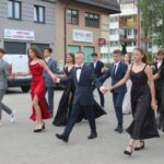 Polonez, suknie, garnitury i łzy wzruszenia – FOTO