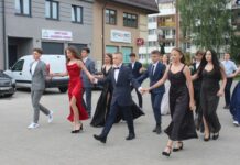 Polonez, suknie, garnitury i łzy wzruszenia – FOTO