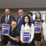 Najlepsi uczniowie szkół powiatowych z dyplomami od starosty – FOTO