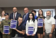 Najlepsi uczniowie szkół powiatowych z dyplomami od starosty – FOTO