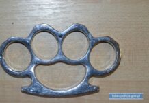 Z kastetem na dzieci, by ukraść telefony