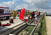 Policjanci pomagali w wypadku na autostradzie