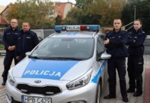 Policjanci ratowali lokatorów płonącego mieszkania