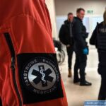 Pobił ratowników, zdemolował karetkę, znieważył policjantów