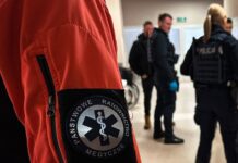 Pobił ratowników, zdemolował karetkę, znieważył policjantów