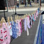 Lubiński rynek w kolorowych skarpetkach – Światowy Dzień Zespołu Downa – FOTO