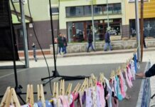 Lubiński rynek w kolorowych skarpetkach – Światowy Dzień Zespołu Downa – FOTO