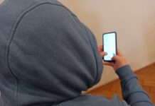 Fałszywa wnuczka okradła seniorkę. Kobieta straciła biżuterię i 30 tys. zł