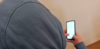 Fałszywa wnuczka okradła seniorkę. Kobieta straciła biżuterię i 30 tys. zł