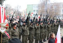 Tłumy pod pomnikiem i na błoniach – FOTO