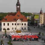 Dzień Flagi RP w rynku – żywa flaga