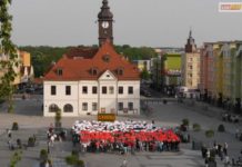 Dzień Flagi RP w rynku – żywa flaga